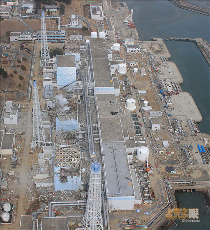 3月20日，爆炸后的福岛核电站全景图，从上往下分别是1号机组、2号机组、3号机组、4号机组